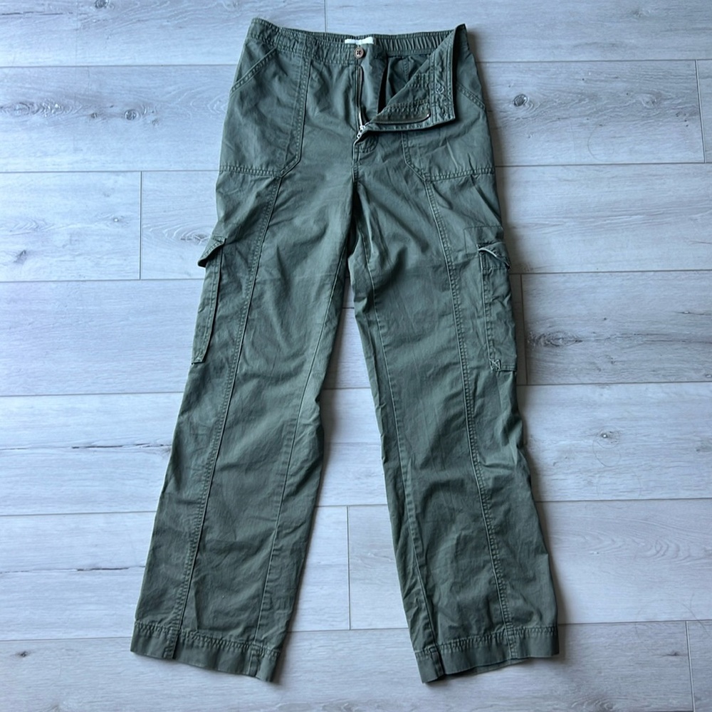 Abercrombie relaxed cargo pant in olive. Size 27/4.